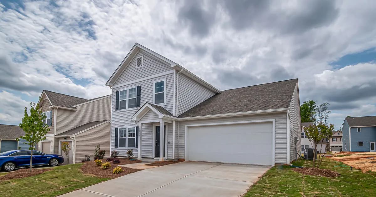 Beautiful modern detached house with garage and newly landscaped lawn